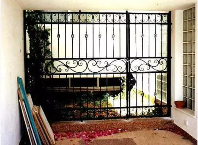 בניית שער ידני וסורגים בכניסה לבית